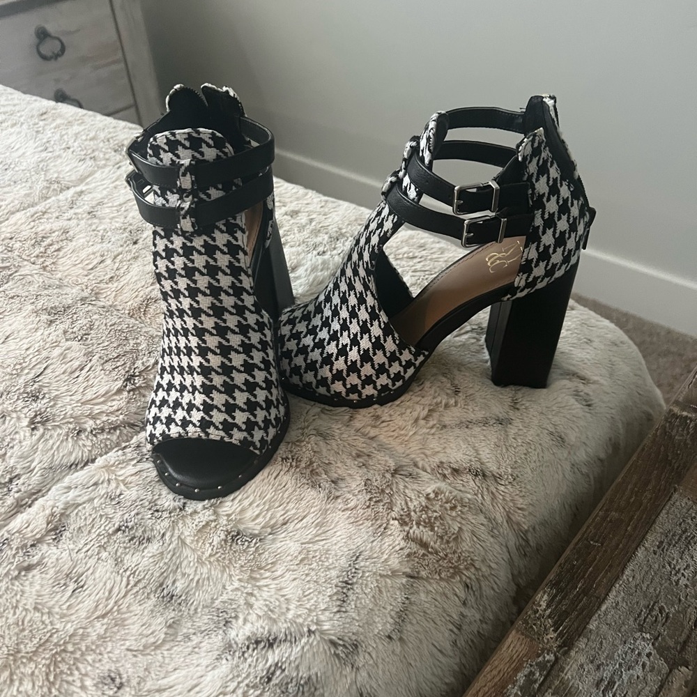 Stylish Black and White Houndstooth Women's Heels